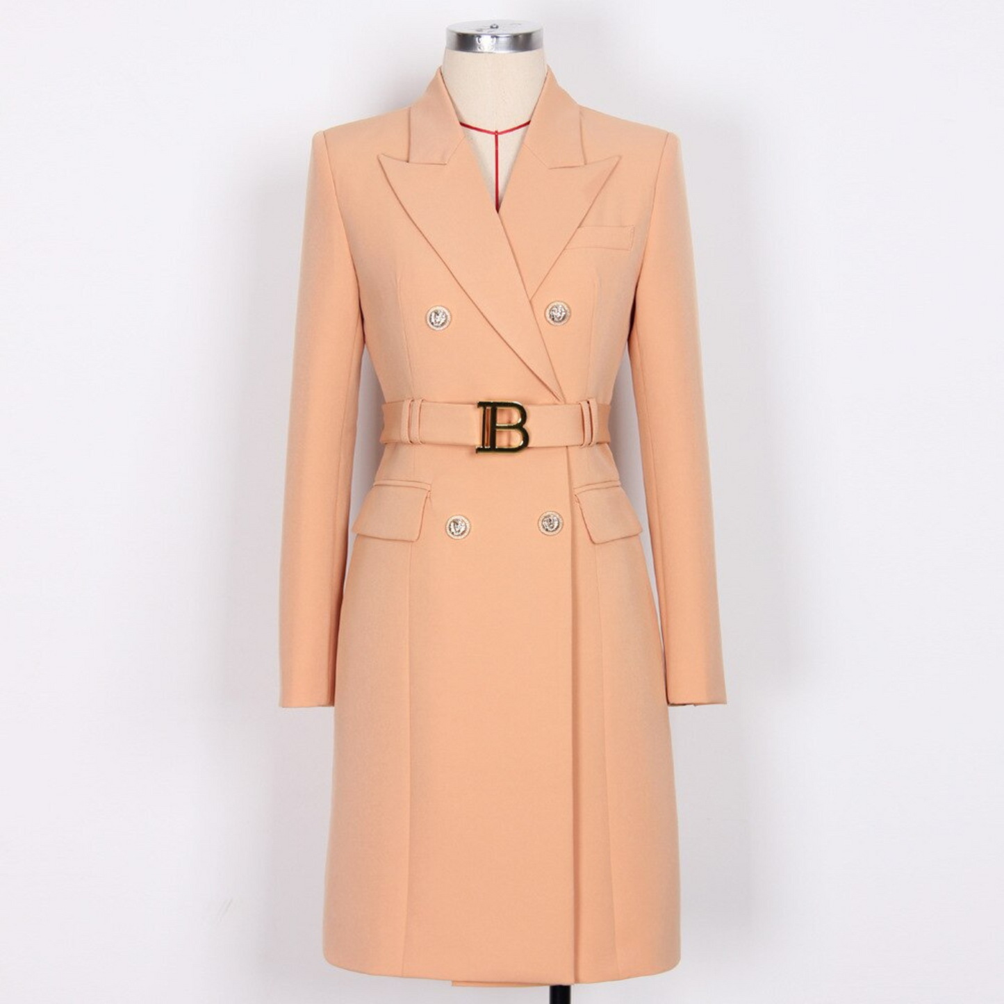 Damenmantel beige, doppelreihig, Gürtel mit Schnalle, eleganter Wintermantel, Modebekleidung.