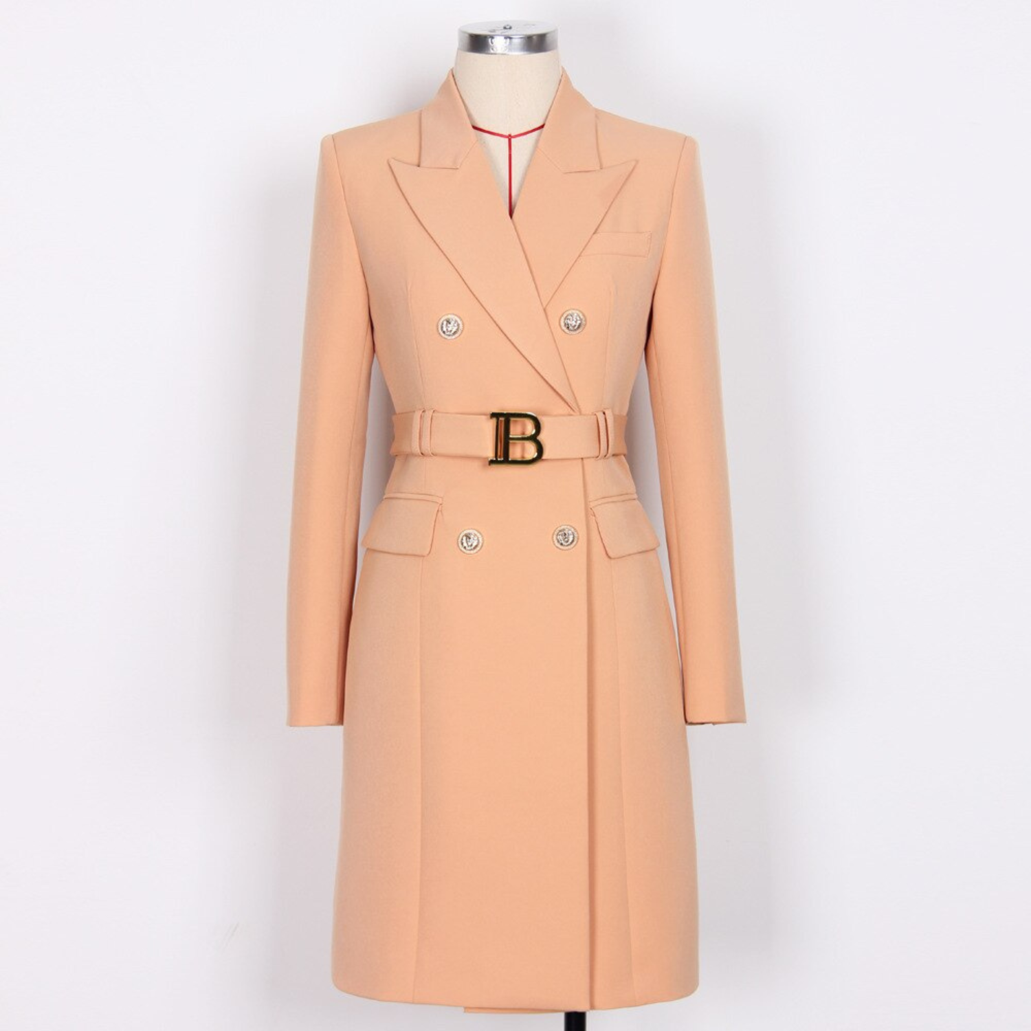 Damenmantel beige, doppelreihig, Gürtel mit Schnalle, eleganter Wintermantel, Modebekleidung.