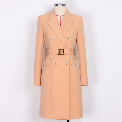 Damenmantel beige, doppelreihig, Gürtel mit Schnalle, eleganter Wintermantel, Modebekleidung.