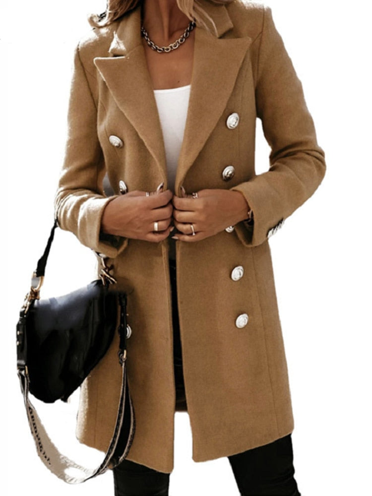 Damenmantel beige, doppelreihig, Knöpfe, eleganter Herbstlook, Modeaccessoire, schwarze Tasche.