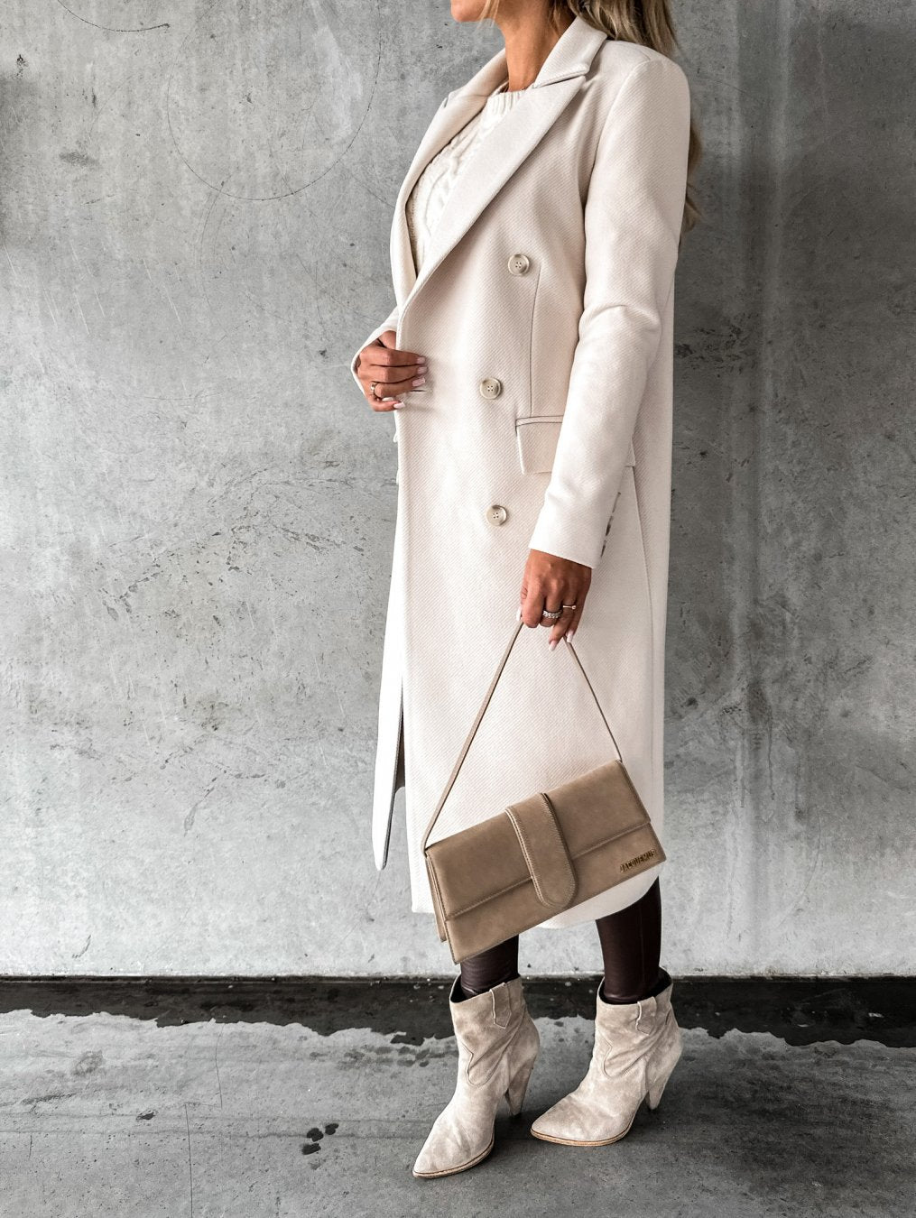 Eleganter cremefarbener Wollmantel mit doppelter Knopfreihe, Herbst-Winter-Mode 2022.