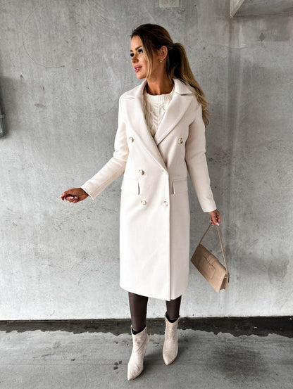 Frau in weißem Wollmantel mit doppelter Knopfreihe, Herbst-Winter-Mode 2022, elegante Kleidung.