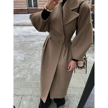 Damen-Wollmantel beige, doppelreihig, elegantes Design, Wintermode, Straßenhintergrund.