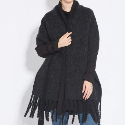 Damen Poncho schwarz, Wollmischung, Fransen, Herbstmode, warm, elegant, lässig, vielseitig.