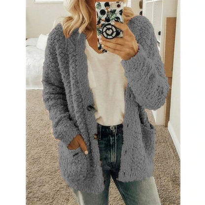 Frau in grauem Wollmantel, Herbstmode, weiches Material, Damenjacke, lässiger Stil.