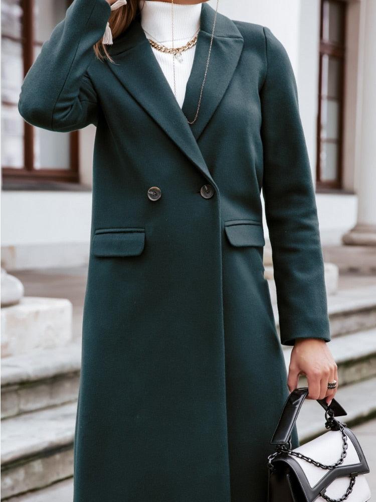 Dunkelgrüner Damenmantel, elegantes Design, Herbstmode, mit Knöpfen und Taschen.