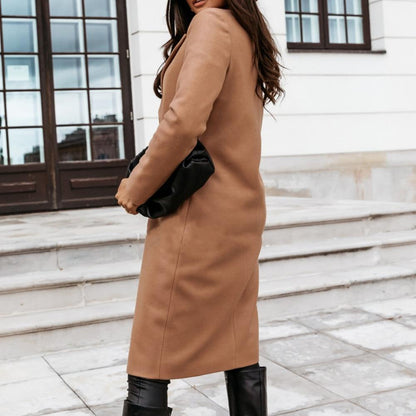 Frau im eleganten, langen, beigen Mantel mit schwarzer Tasche, Herbstmode, stilvoller Look.