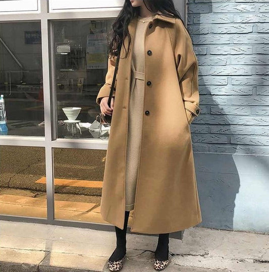 Frau im langen, beigen Wollmantel, Herbstmode, eleganter Stil, Straßenmode, Damenbekleidung.