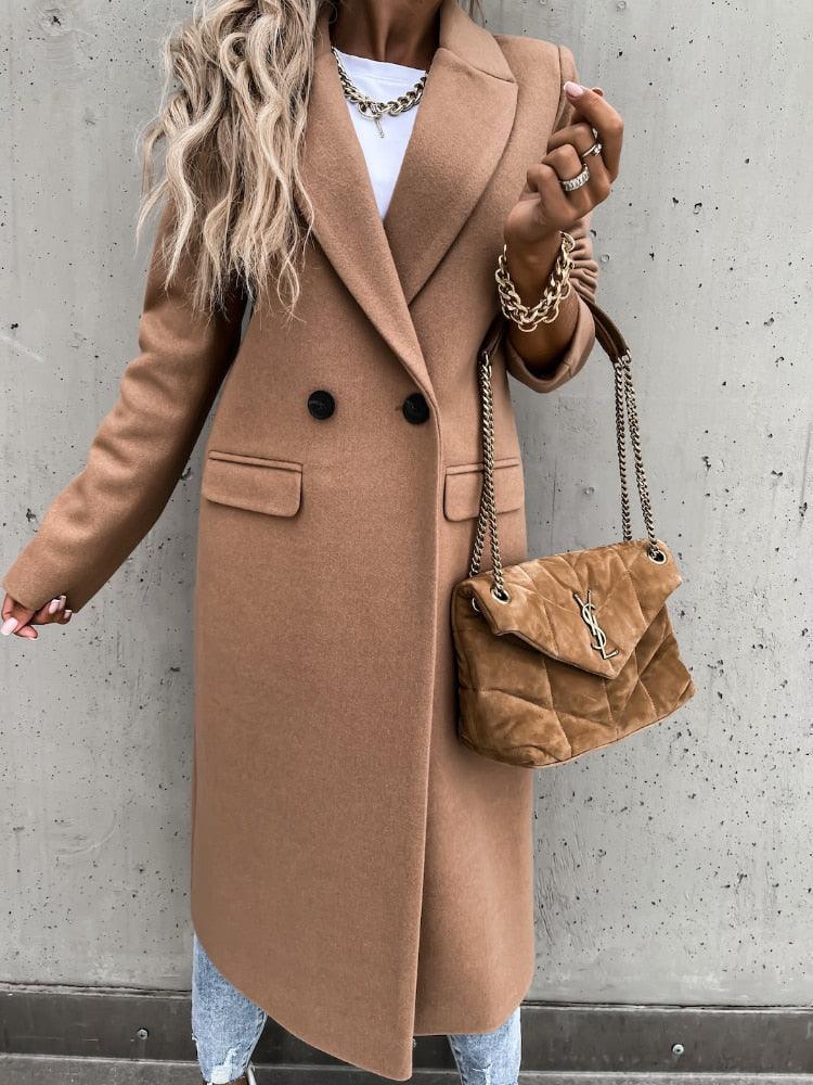Frau in braunem Wollmantel mit beiger Handtasche, modisch, elegant, Herbstmode, Damenbekleidung.