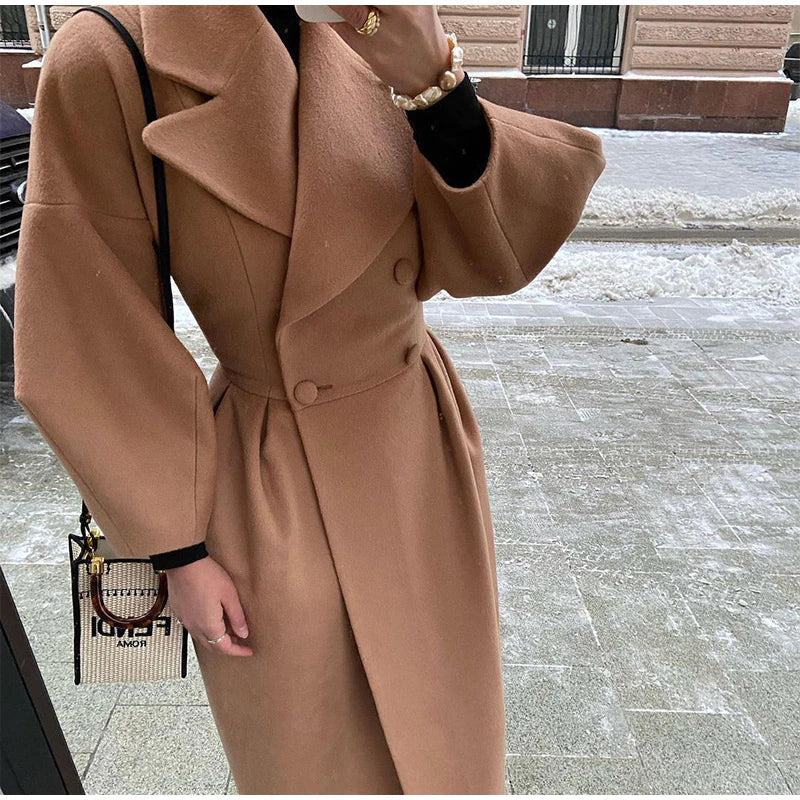 Damenmantel aus Wolle in Kamelbraun, elegantes Design, Wintermode, Gehweg im Hintergrund.
