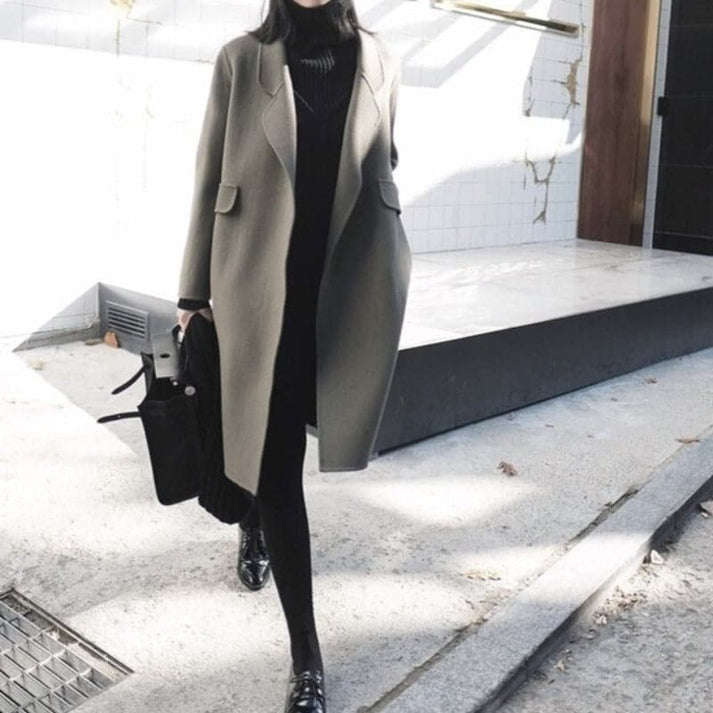 Damen Wollmantel, lang, grau, elegant, Herbstmode, stilvoll, warm, modisch, Straßenmode.