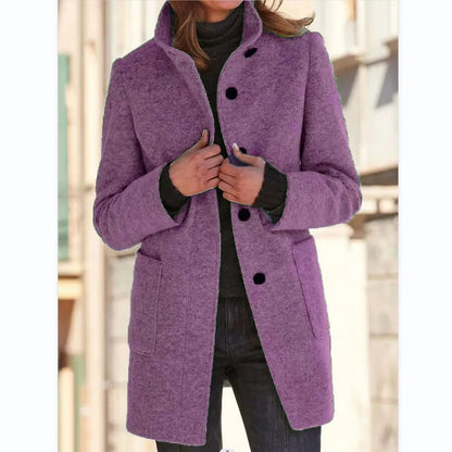 Damen-Wollmantel lila, Stehkragen, Knöpfe, Herbst-Wintermode, Vintage-Stil, elegant.