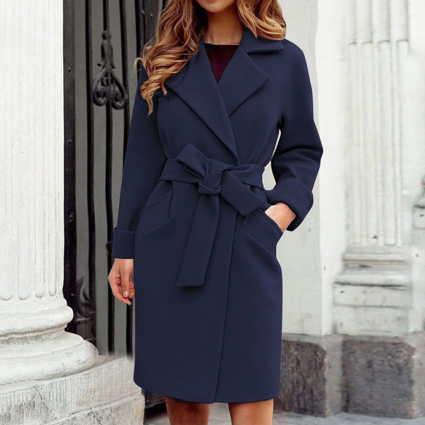 Damenmantel dunkelblau, eleganter Trenchcoat, Gürtel, Herbstmode, stilvoll, knielang.