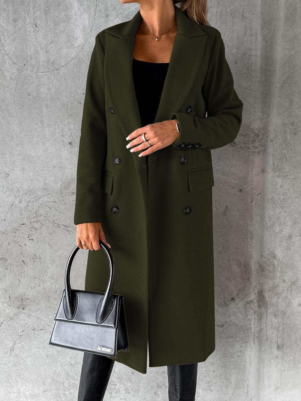 Eleganter olivgrüner Damenmantel, doppelt geknöpft, mit schwarzer Handtasche und Stiefeln.
