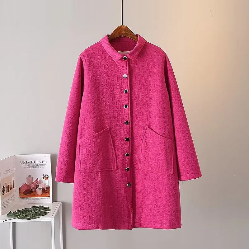 Rosa Damenmantel, Knopfleiste, Taschen, Wintermode, warm, elegant, stilvoll, hochwertig.