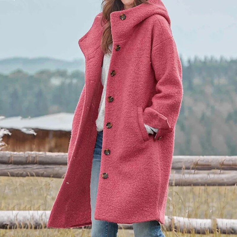 Frau in rosa Wollmantel mit Kapuze, Knöpfen, Herbstmode, Outdoor, lässig, warm, stilvoll.