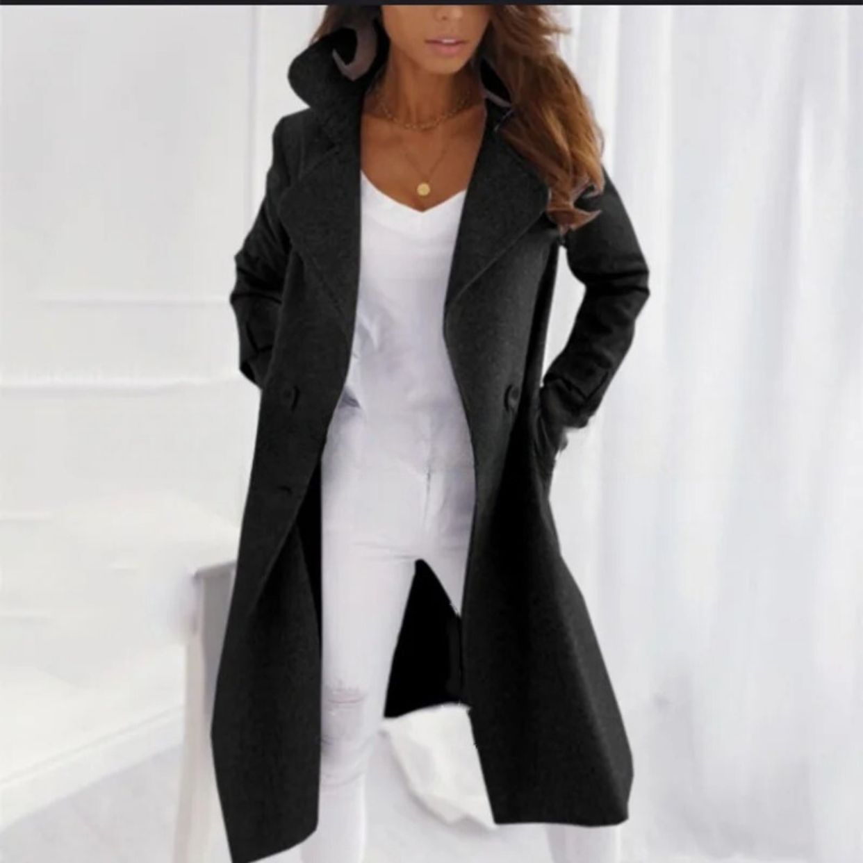 Frau in schwarzem Wollmantel, weißes Outfit, eleganter Herbstlook, Mode für Damen.