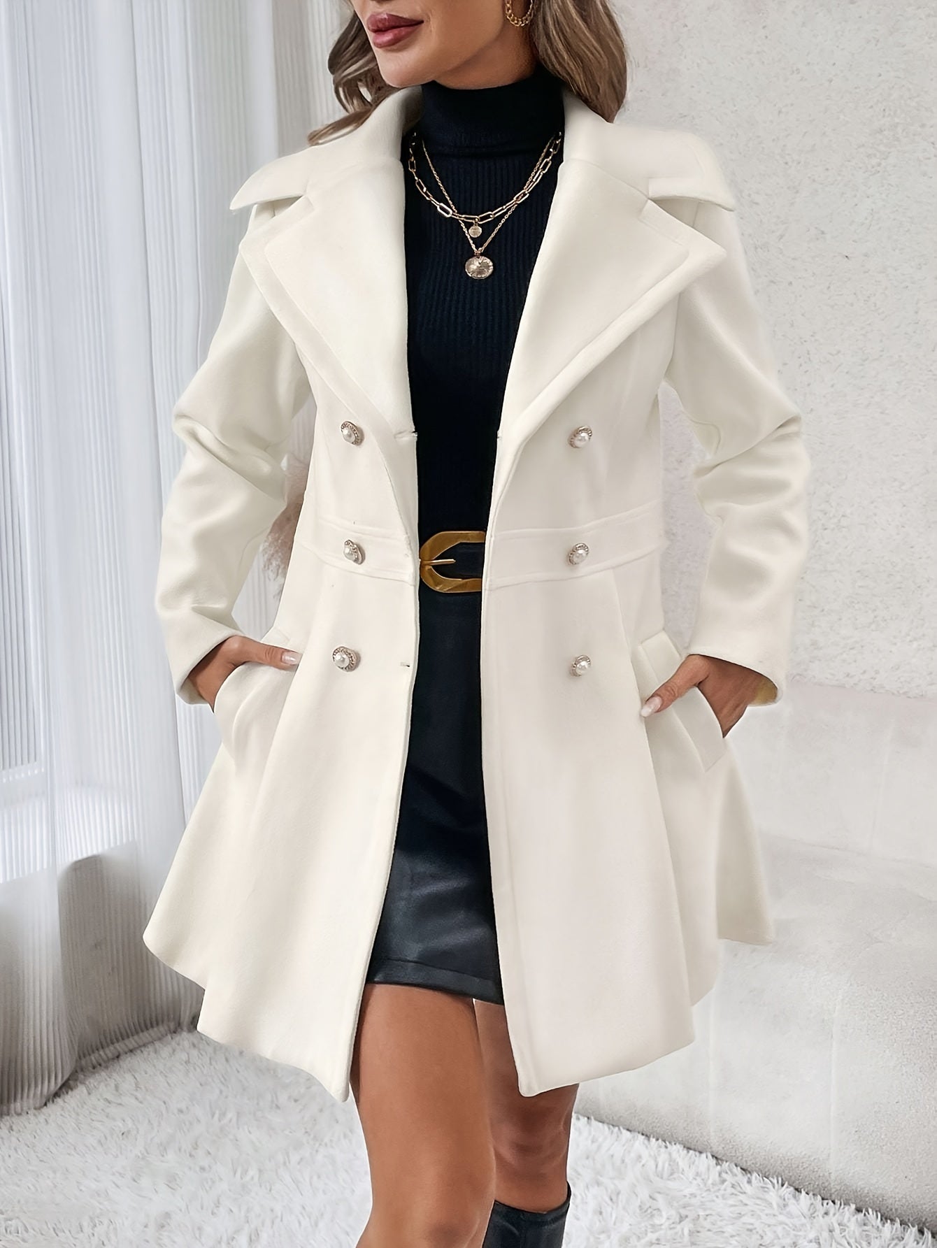 Eleganter weißer Damenmantel mit Knöpfen, schwarzem Rollkragenpullover und Lederrock.