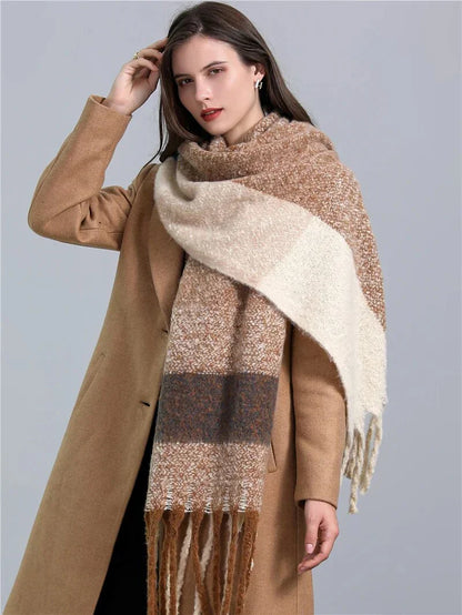 Frau mit beigem Wollmantel und braun-beigem Schal, Wintermode, stilvoll, elegant.