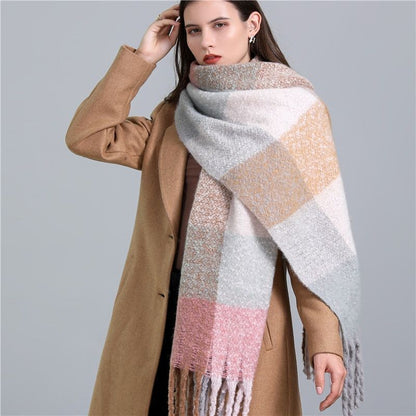 Frau mit kariertem Wollschal in Pastellfarben und beigem Mantel, modisch, elegant.