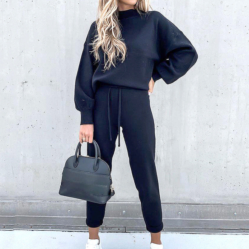 Dunkelblauer Zweiteiler Damen Hausanzug mit Rollkragen und High-Waist-Hose, gemütlich.