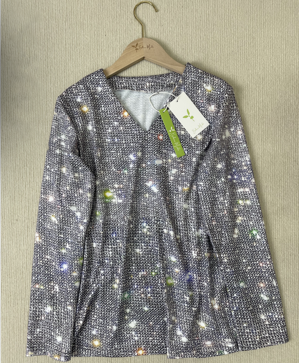 Grauer Damenpullover mit Glitzer, V-Ausschnitt, Langarm, aus Baumwolle, auf Holzkleiderbügel.