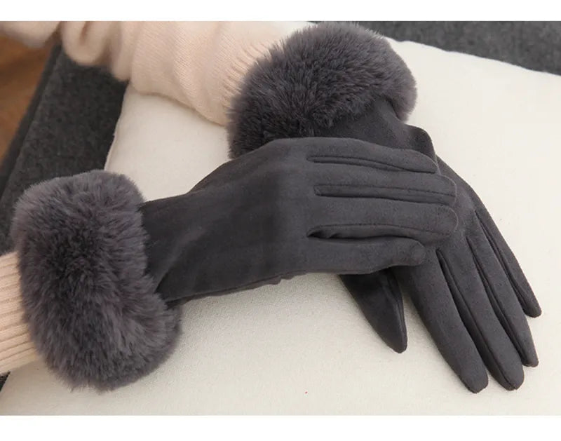 Damenhandschuhe aus grauem Wildleder mit Kunstfellbesatz, elegant und warm.