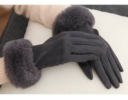 Damenhandschuhe aus grauem Wildleder mit Kunstfellbesatz, elegant und warm.