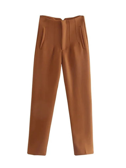 Braune Damenhose, elegant, gerade geschnitten, mit Taschen, aus Baumwolle, modisch, bequem.