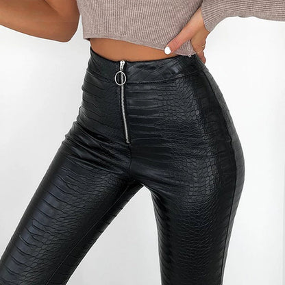 Damenhose aus schwarzem Leder mit Krokodilmuster, hoher Bund, Reißverschluss, modisch.
