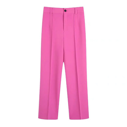 Pinkfarbene Damenhose, gerade geschnitten, mit Knopfverschluss, modisch, elegant, aus Baumwolle.