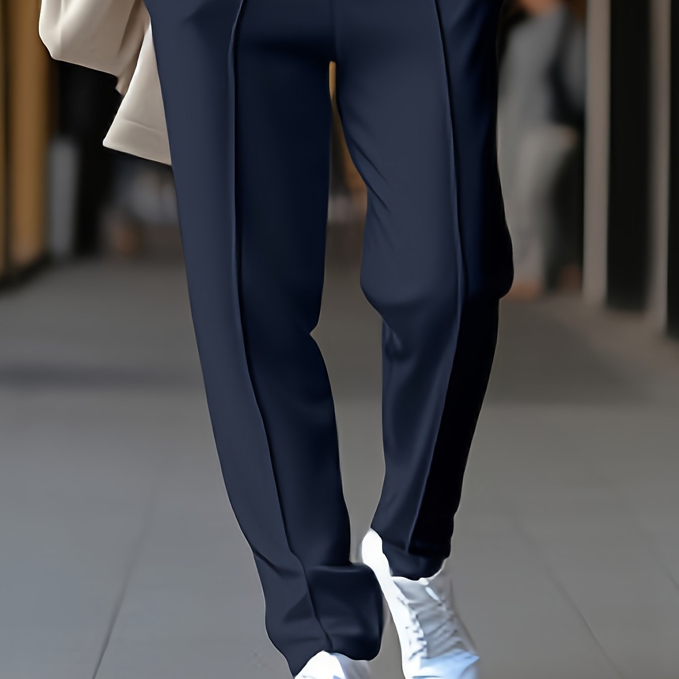 Schwarze Damenhose, elegant, aus Stoff, kombiniert mit weißen Sneakern, modisch, urbaner Stil.