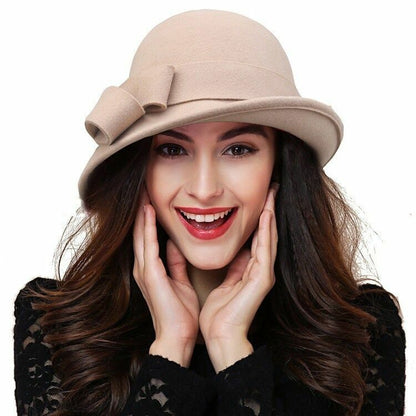 Damenhut aus Filz in Khaki mit Schleife, elegantes Accessoire für Herbstmode.
