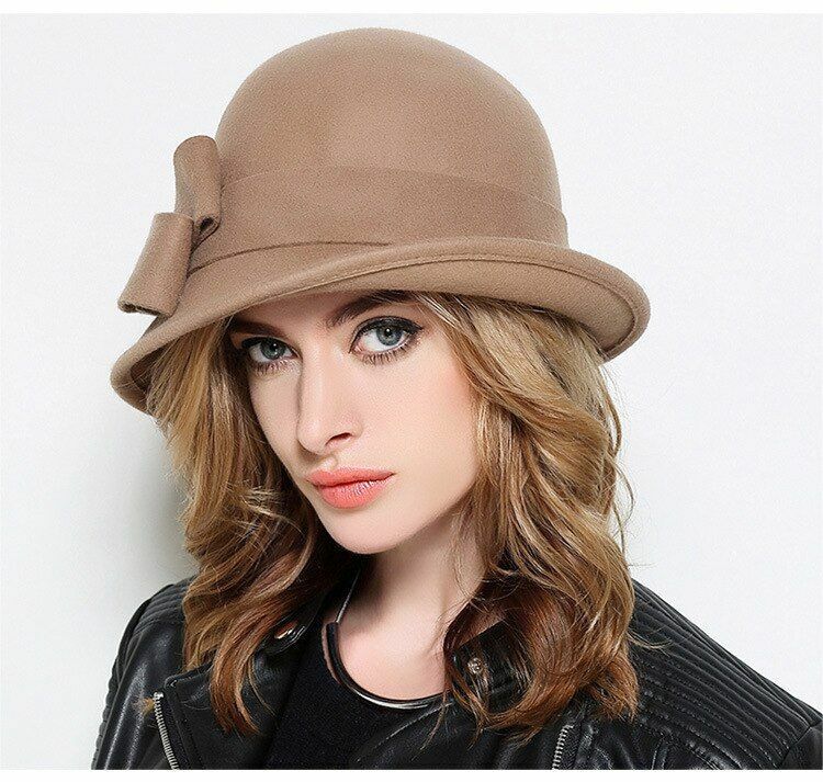 Damenhut aus Filz in Camel mit Schleife, elegantes Design, Herbstmode Accessoire.