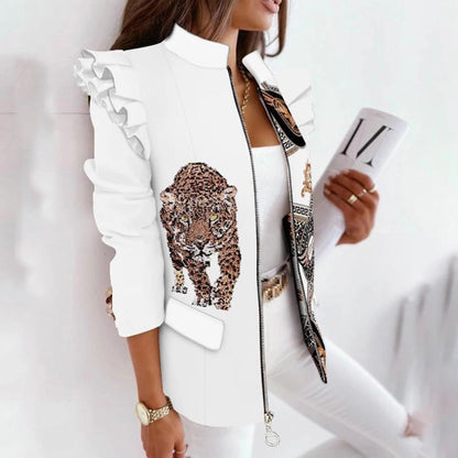 Damen Herbstjacke mit Rüschen, Leopardenmuster, weiß, modisch, elegant, langärmelig.