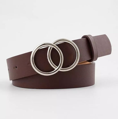 Brauner Ledergürtel mit silberner Doppelschnalle, modisches Accessoire für Damen und Herren.