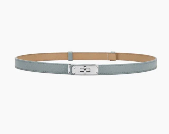 Hellblauer Ledergürtel mit silberner Schnalle, modisches Accessoire für Damen.