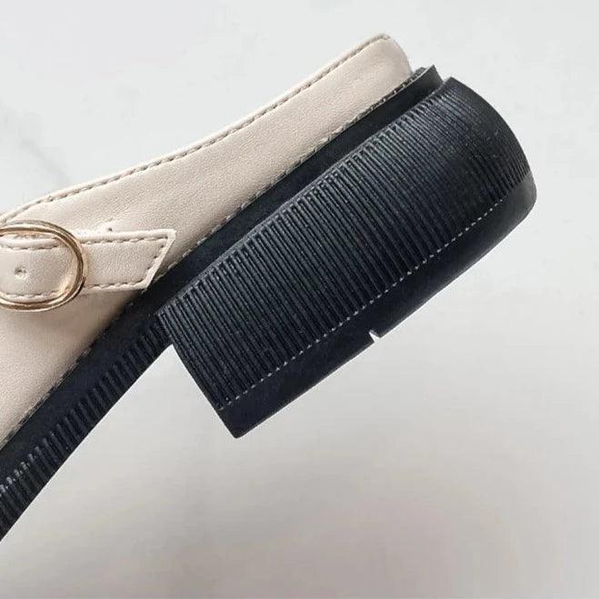 Beige Damenleder-Mokassin mit schwarzer Sohle, modische und bequeme Freizeitschuhe.