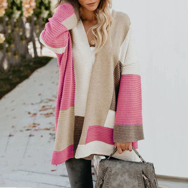 Frau in stilvollem, komfortablem Damenpullover mit Muster, rosa und beige, Herbstmode.