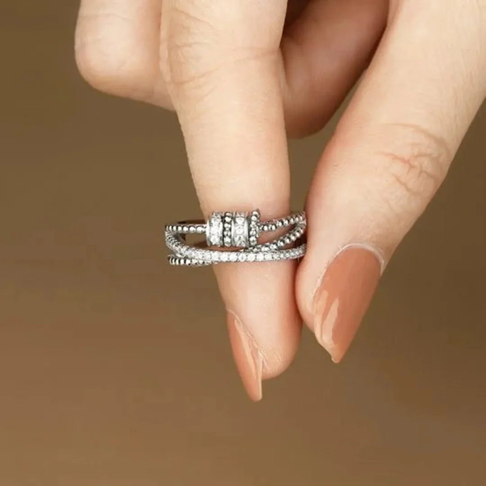 Damenring Silber mit Zirkonia, filigranes Design, eleganter Schmuck, Hand, Nahaufnahme
