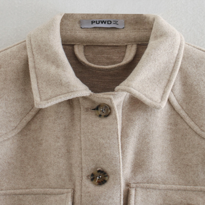 Beige Damen Wolljacke mit Gürtel und Knöpfen, ideal für Frühling, elegante Übergangsjacke.