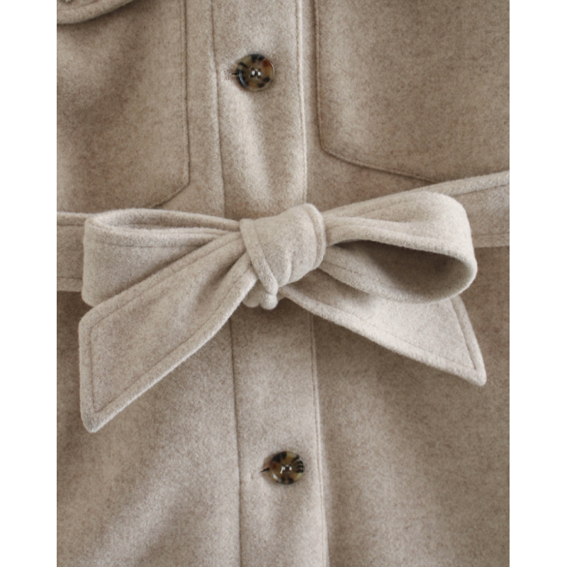 Beige Damen Wolljacke mit Gürtel und Knöpfen, ideal für Frühling, elegante Übergangsjacke.