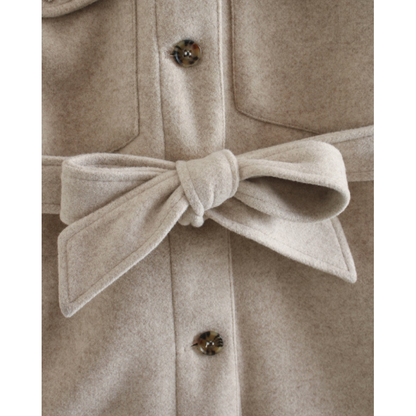 Beige Damen Wolljacke mit Gürtel und Knöpfen, ideal für Frühling, elegante Übergangsjacke.