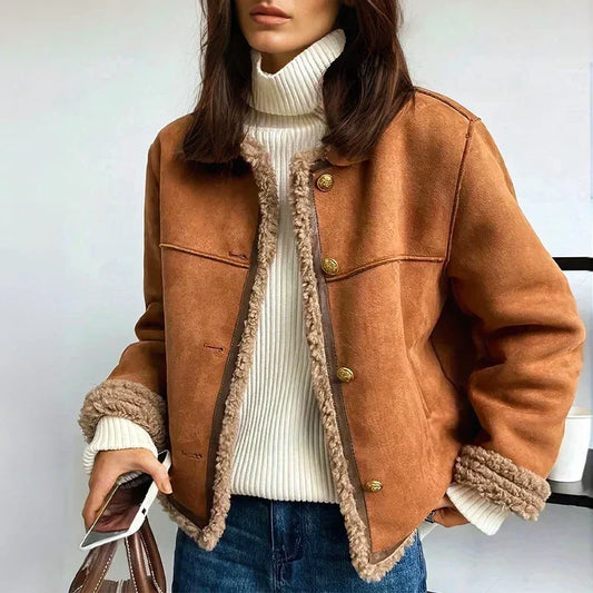 Modell bär den bruna jackan öppen över vit polotröja och jeans, med mobil i handen 1