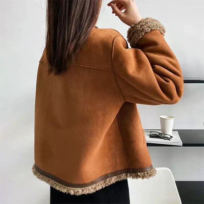Jackan sedd bakifrån på modell, med shearlingkant nedtill och på ärmslutet 3