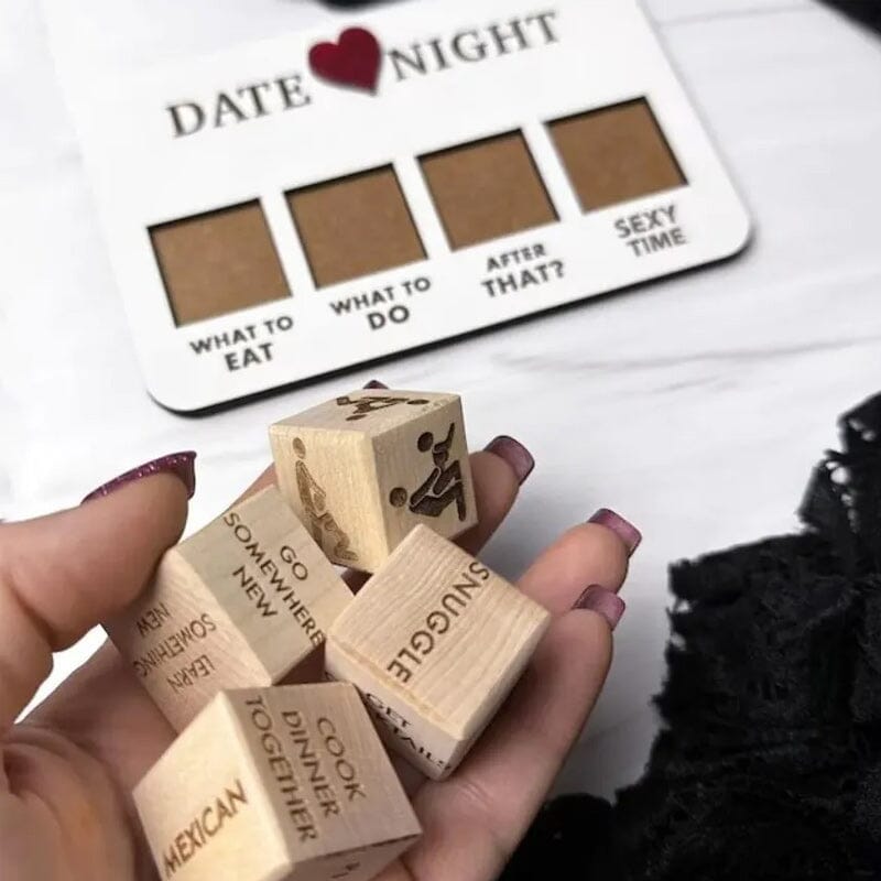 Holzwürfel Date Night Spiel, romantische Ideen, Paarspiel, Geschenk, beige Würfel, Hand.