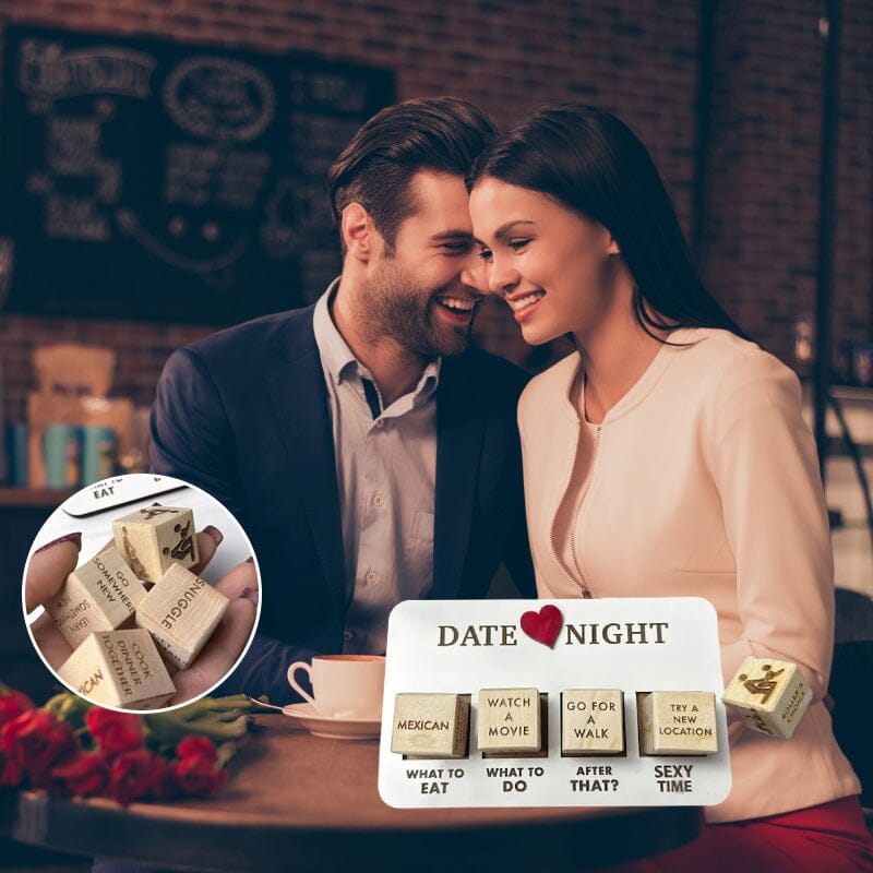 Paar im Café mit Date-Night-Würfeln, romantische Atmosphäre, Spielideen, Freizeitaktivitäten.