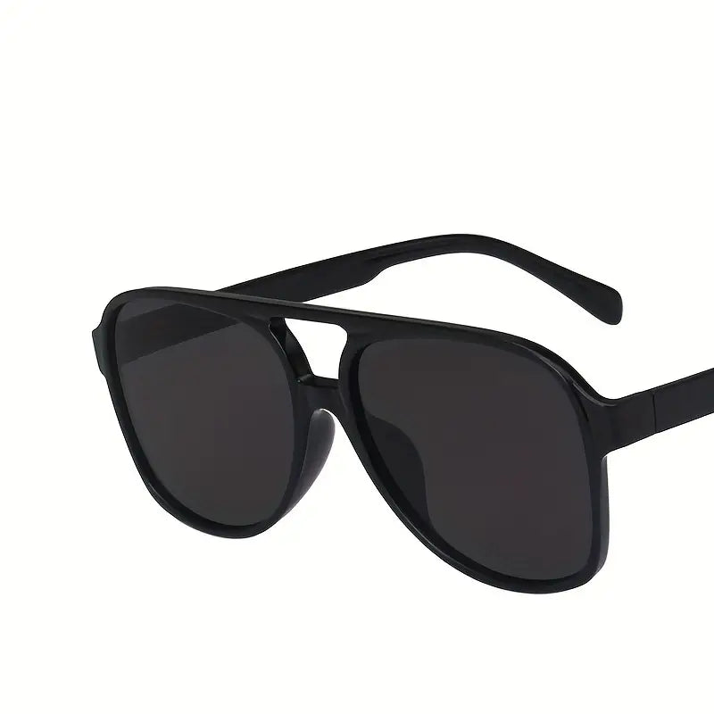 Schwarze Piloten-Sonnenbrille, UV-Schutz, Unisex, modisches Accessoire, Kunststoffrahmen.