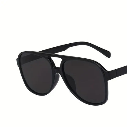 Schwarze Piloten-Sonnenbrille, UV-Schutz, Unisex, modisches Accessoire, Kunststoffrahmen.