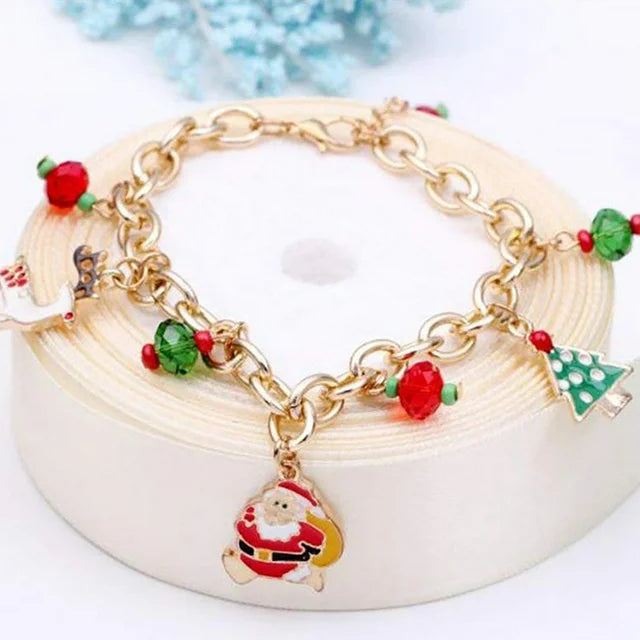 Goldenes Weihnachtsarmband mit Anhängern, Weihnachtsbaum, Santa, Perlen, festlicher Schmuck.